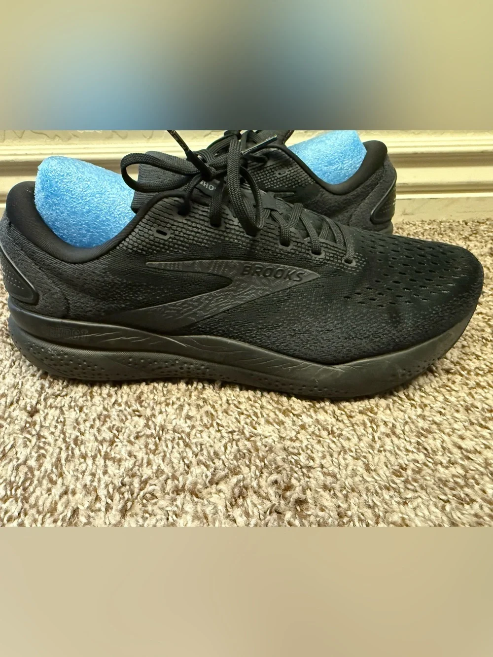 Brooks Men's Black Athletic Running Shoe - All-Black Design